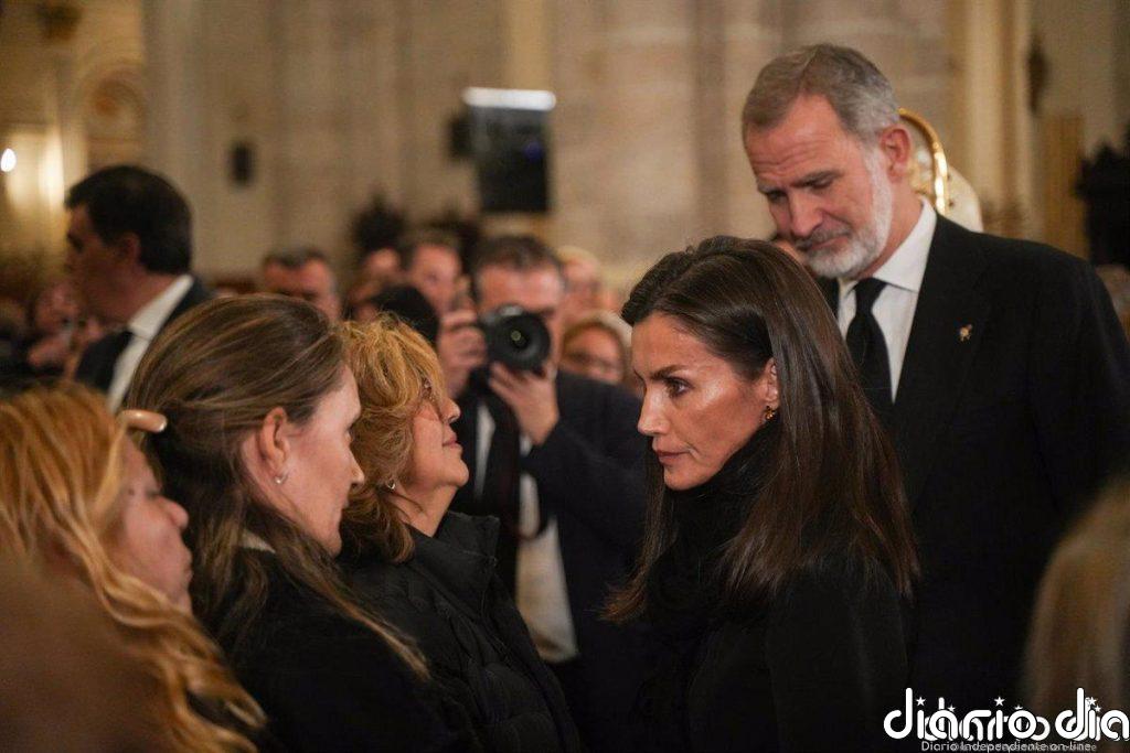 Las familias de las víctimas de la dana reciben el consuelo de los Reyes en la Catedral de Valencia