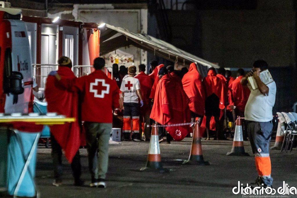 Llega una embarcación irregular a Gran Canaria con 39 migrantes, de los que ocho fueron trasladados al hospital