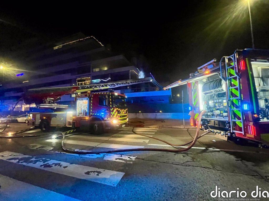 Nueve intoxicados por humo en el incendio de una vivienda en la calle Pintor Velázquez de Móstoles