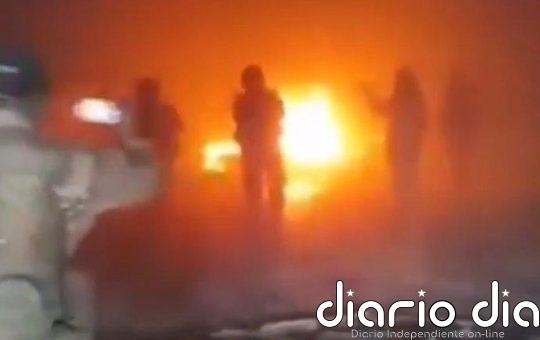 Rebeldes sirios prenden fuego a la tumba del padre de Al Assad