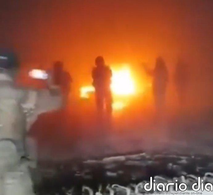 Rebeldes sirios prenden fuego a la tumba del padre de Al Assad Rebeldes sirios prenden fuego a la tumba del padre de Al Assad