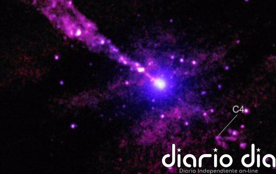 Un chorro de agujero negro tropieza con algo en la oscuridad