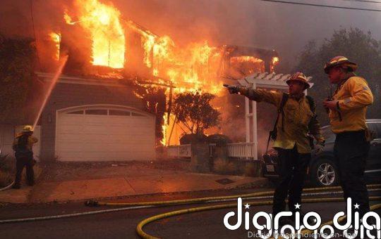 Ascienden a cinco los muertos por los incendios en Los Ángeles (EEUU)