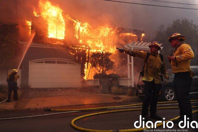Ascienden a cinco los muertos por los incendios en Los Ángeles (EEUU)
