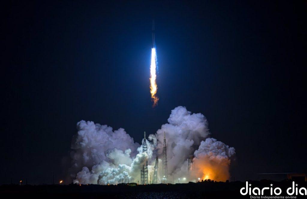 Blue Origin lanza con éxito su primer cohete pero pierde el propulsor