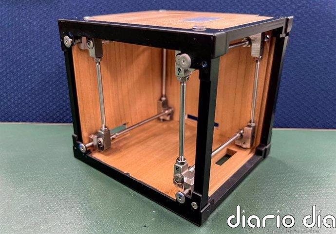 Desplegado en el espacio el primer satélite de madera La vista interna de la estructura de LignoSat muestra la relación entre los paneles de madera, los marcos de aluminio y los ejes de acero inoxidable.