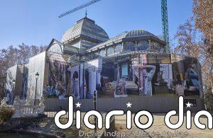 El Palacio de Cristal continúa su exhibición pública con la lona 'Gran friso', pese a las obras de restauración
