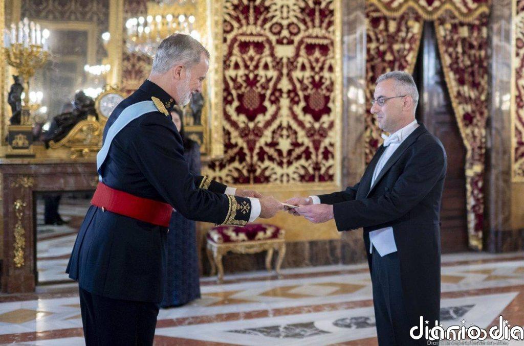 El Rey recibe a nuevos embajadores y no irá al primer acto del Gobierno por la muerte de Franco