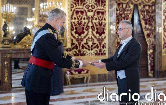 El Rey recibe a nuevos embajadores y no irá al primer acto del Gobierno por la muerte de Franco