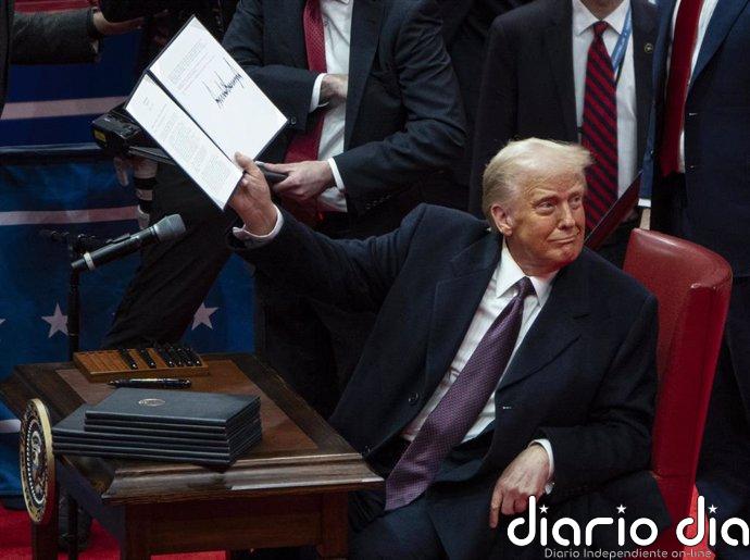 El presidente de EEUU, Donald Trump, muestra la firma de una orden ejecutiva