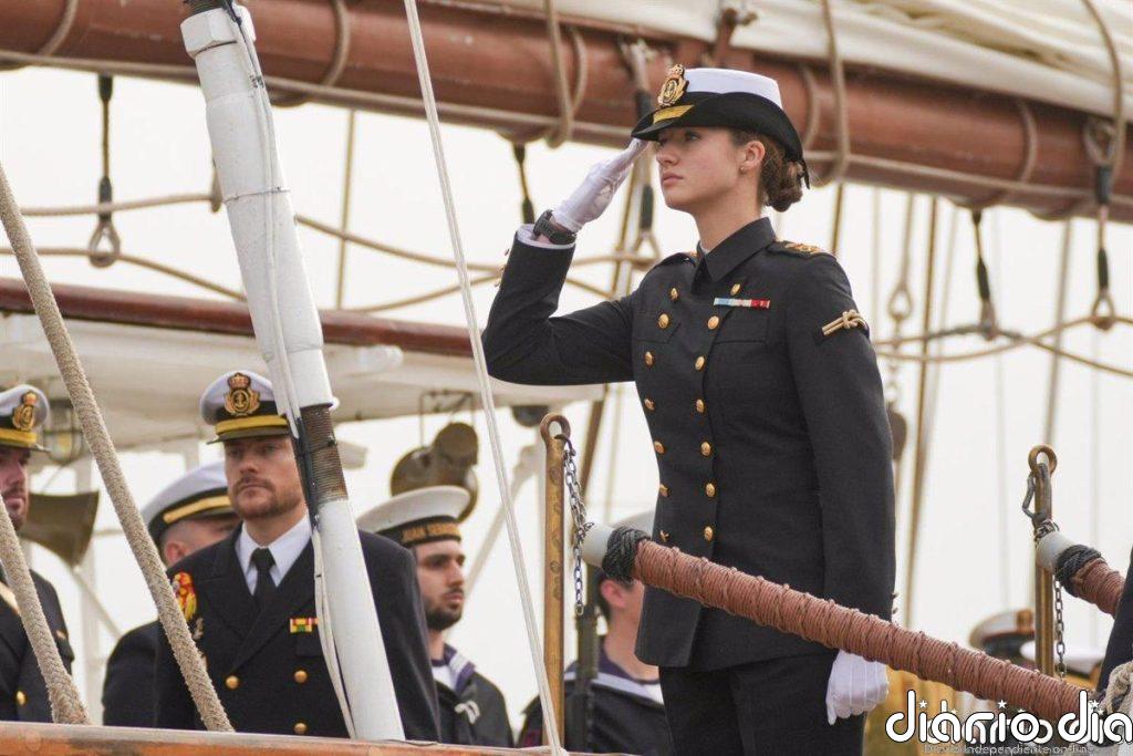 Los Reyes despiden emocionados en Cádiz a la Princesa Leonor, que zarpa en el buque escuela Juan Sebastián Elcano
