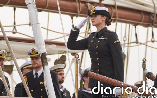 Los Reyes despiden emocionados en Cádiz a la Princesa Leonor, que zarpa en el buque escuela Juan Sebastián Elcano