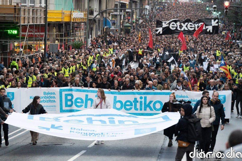 Miles de personas piden en Bilbao "abrir las puertas de las celdas" a los presos de ETA con la legislación ordinaria