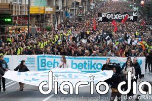 Miles de personas piden en Bilbao "abrir las puertas de las celdas" a los presos de ETA con la legislación ordinaria