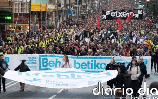 Miles de personas piden en Bilbao "abrir las puertas de las celdas" a los presos de ETA con la legislación ordinaria