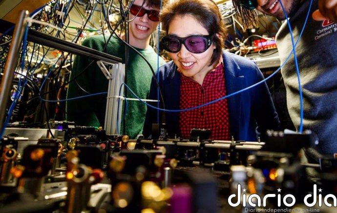 Salto en computación cuántica usando moléculas como qubits Un equipo dirigido por Kang-Kuen Ni (centro), que incluye a Gabriel Patenotte (izquierda) y Samuel Gebretsadkan, entre otros, atrapó con éxito moléculas para realizar operaciones cuánticas por primera vez.