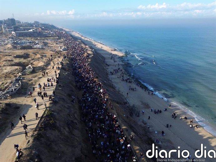 Unos 300.000 palestinos han regresado este lunes al norte de Gaza en el marco del acuerdo de alto el fuego