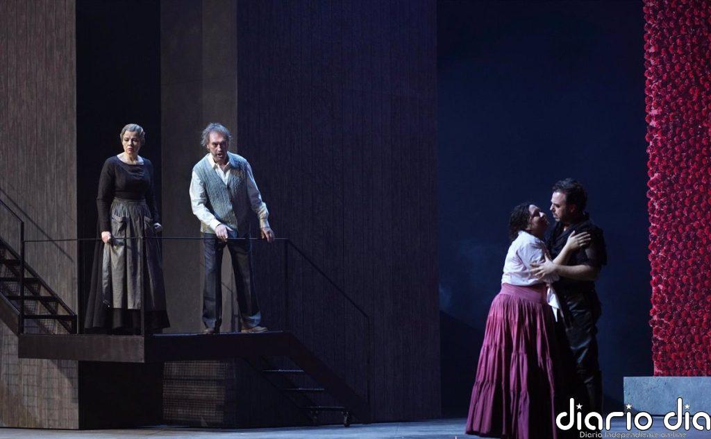 El amor en tiempos de dictadura y las mujeres 'pájaro' de 'La vida breve' y 'Tejas verdes' conquistan al Teatro Real