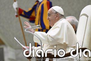 El Papa continúa en estado "crítico" tras una nueva crisis respiratoria y se le ha realizado una transfusión de sangre