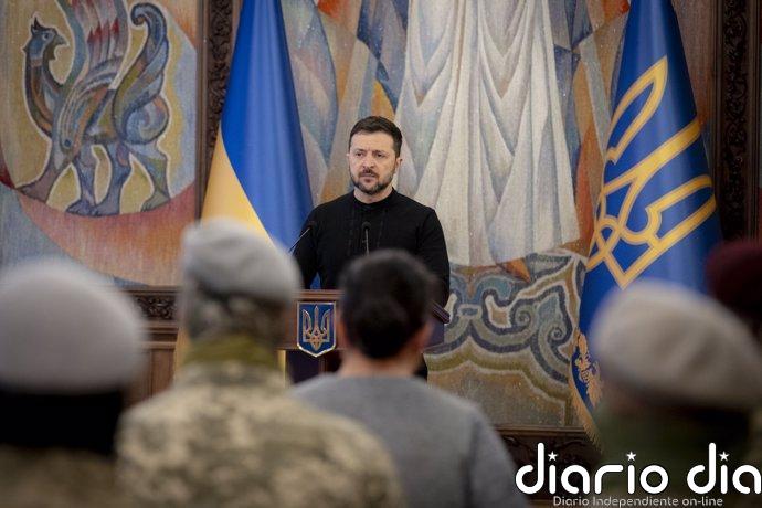 Guerra Ucrania - Rusia | Directo: Miembros de la OTAN defienden que Ucrania y Europa sean parte de negociaciones de paz El presidente de Ucrania, Volodimir Zelenski, encabeza una ceremonia de condecoraciones