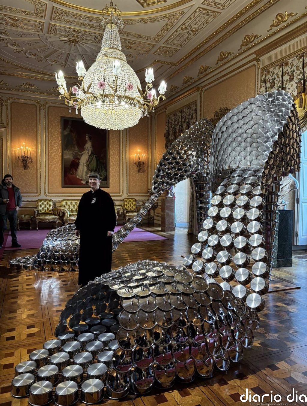 Joana Vasconcelos llena de ganchillo, fado y esculturas monumentales de lazos, sandalias o teteras el Palacio de Liria