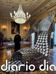 Joana Vasconcelos llena de ganchillo, fado y esculturas monumentales de lazos, sandalias o teteras el Palacio de Liria