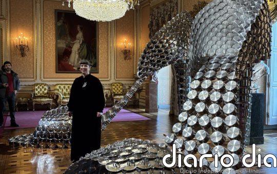 Joana Vasconcelos llena de ganchillo, fado y esculturas monumentales de lazos, sandalias o teteras el Palacio de Liria