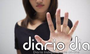 La artista mexicana Alicia Villarreal hace seña de auxilo de violencia de género en un show tras denunciar a su marido