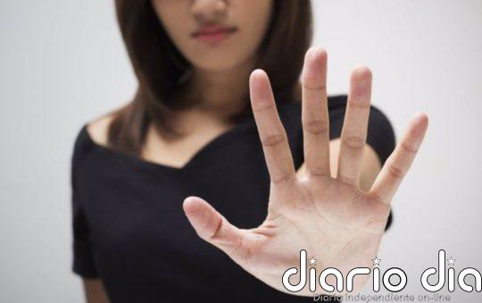 La artista mexicana Alicia Villarreal hace seña de auxilo de violencia de género en un show tras denunciar a su marido