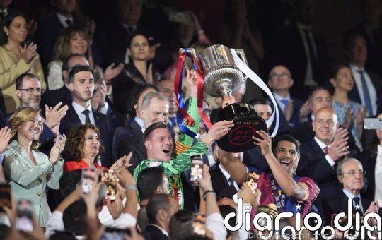 El Barça levanta la Copa y hunde al Real Madrid