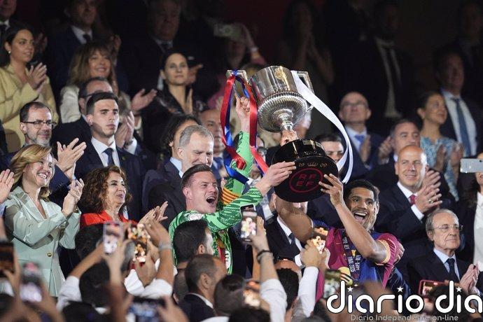 El Barça levanta la Copa y hunde al Real Madrid