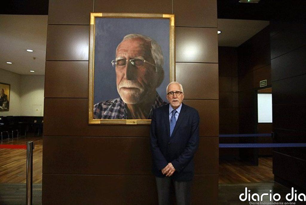 El retrato de Luis Mateo Díez, Premio Cervantes 2023, entra en la BNE junto al resto de ganadores: "Aquí estoy en casa"