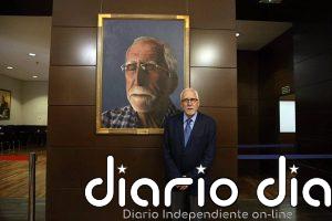 El retrato de Luis Mateo Díez, Premio Cervantes 2023, entra en la BNE junto al resto de ganadores: "Aquí estoy en casa"