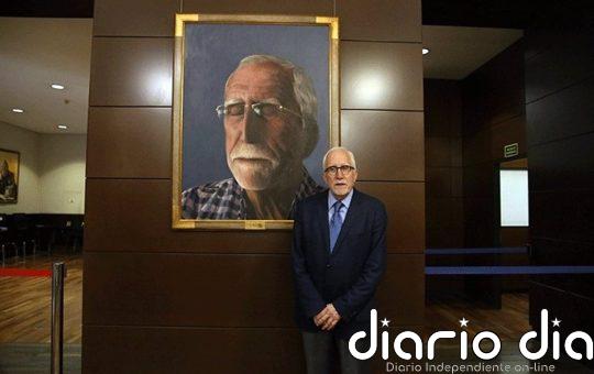 El retrato de Luis Mateo Díez, Premio Cervantes 2023, entra en la BNE junto al resto de ganadores: "Aquí estoy en casa"