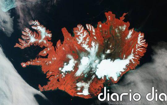 Excepcional vista de Islandia sin nubes desde el espacio