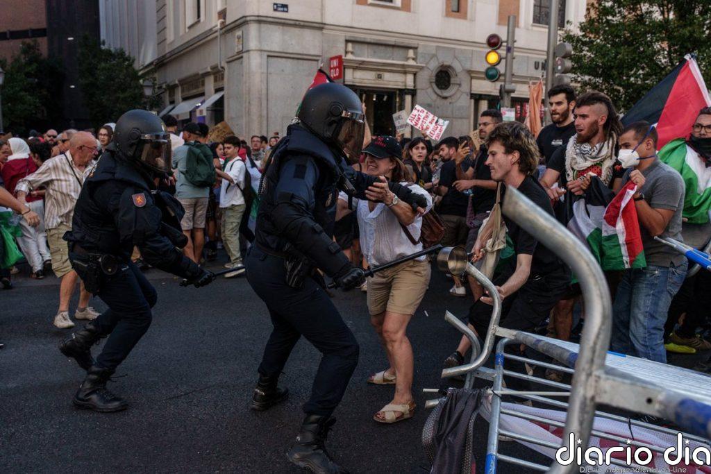 Cargas policiales y lanzamientos de vallas y botellas en la etapa final de la Vuelta en Madrid