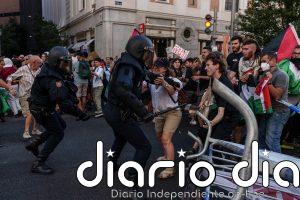 Cargas policiales y lanzamientos de vallas y botellas en la etapa final de la Vuelta en Madrid