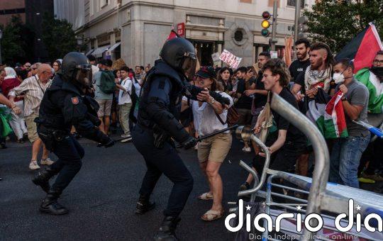 Cargas policiales y lanzamientos de vallas y botellas en la etapa final de la Vuelta en Madrid