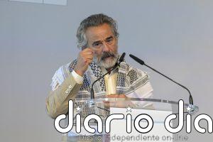 Eduard Fernández se pone un pañuelo palestino al recoger el Premio Nacional: "Los quiere matar a todos"