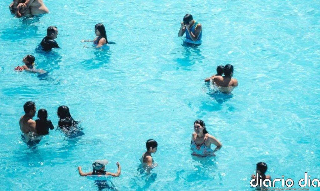 El color del bañador de tu hijo importa más de lo que crees: puede salvarle la vida