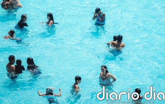 El color del bañador de tu hijo importa más de lo que crees: puede salvarle la vida