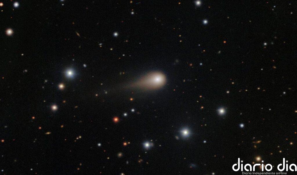 Impactante imagen de la creciente cola del cometa interestelar 3I/ATLAS