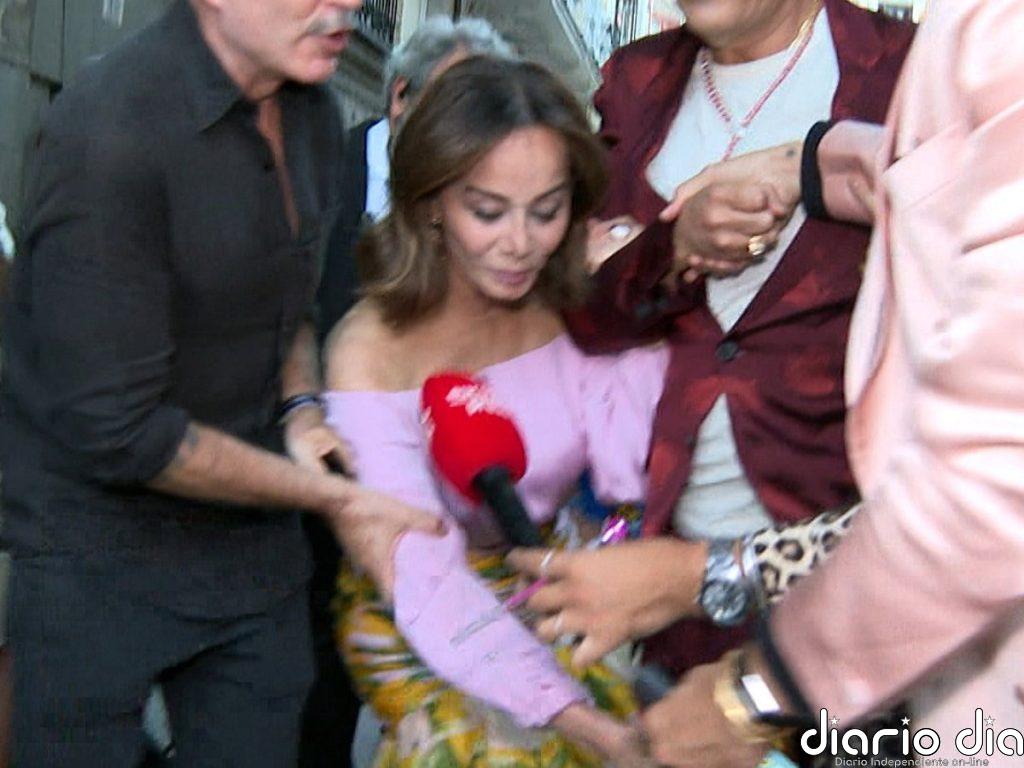 Isabel Preysler sortea un tropezón en mitad de la calle con elegancia y una sonrisa