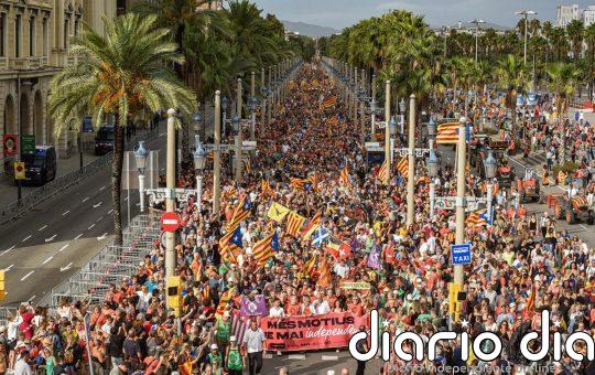 La defensa del catalán y las críticas al fallo del TSJC centran la Diada con 28.000 asistentes, la mitad que hace un año