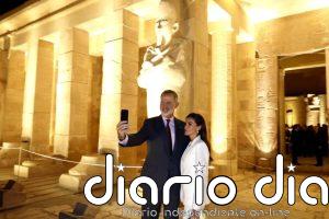 La Reina Letizia, de blanco impoluto con un traje de Mango en el Templo de Hatshepsut