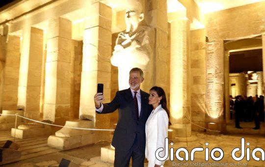 La Reina Letizia, de blanco impoluto con un traje de Mango en el Templo de Hatshepsut