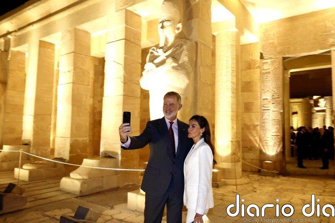 La Reina Letizia, de blanco impoluto con un traje de Mango en el Templo de Hatshepsut