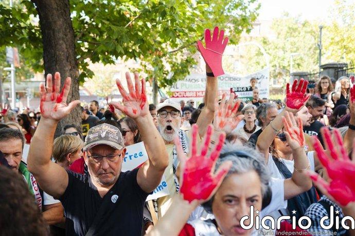 Manifestantes se concentran frente a la Embajada de Israel en Madrid en apoyo a la flotilla que va hacia Gaza