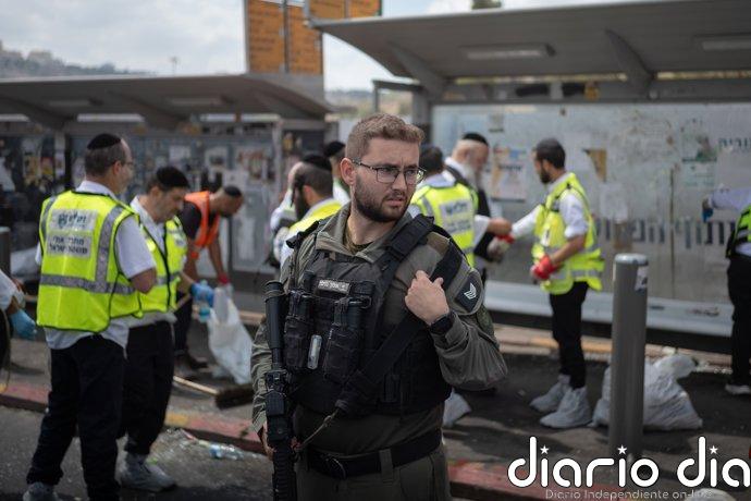 Muere un español en el ataque contra un autobús en uno de los cruces de entrada a Jerusalén 08 September 2025, Israel, Jerusalem: An Israeli soldier man guards the bus stop where a shooting attack took place in Jerusalem.