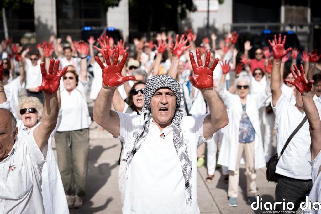 Sanitarios españoles homenajean a sus colegas en Gaza con batas blancas y manos pintadas de rojo